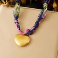 Collana con ciondolo a cuore dorato e nastro di seta a fiori blu navy e rosa alla moda - Stile Cuore Ondulato Stampa Blu Notte (N3842)