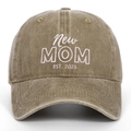 Detail van New MOM EST. 2025 borduursel op vintage gewassen katoenen kaki petje - Khaki (MOM 2025)
