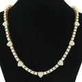 Gouden hiphop ketting met sprankelende hartdiamanten op een zwarte mannequin display - Goud-18 inch