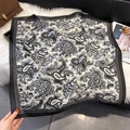 Elegante foulard in seta bianco e nero motivo paisley su pelliccia con accessori lusso - Stile Paisley Nero (W-478)