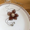 Primer plano del colgante de flor de malla marrón con cadena de serpiente plata - Collar de flores de malla de vidrio / Marrón