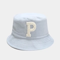 Détail du chapeau bob bleu clair avec broderie lettre P blanche en texture bouclée - M (56-58cm) / Rose bonbon