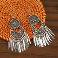 Détails des boucles d'oreilles bohèmes en croissant avec gravures et pompons argentés - Argent Antique Gland Multicouche (K-774)