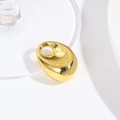 Vue détaillée du pendentif goutte dorée irrégulière avec une surface lisse polie - Galet Doré Moyen (25*18MM)