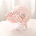 Dettaglio cappello da sole per neonata in pizzo rosa con fragola e bordi a volant - 46-48cm (5-15 Mesi) / Rosa