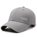 Gorra de béisbol gris transpirable con orificios láser y logotipo blanco impreso - Gris claro