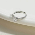 Versilberter Ring mit großem klarem Stein und verstellbarem, offenem Ringband-Design - Runder Zirkonia Stil (JZ0402)