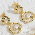 Dettaglio di orecchini a nappa dorati a forma di U con intarsio in zircone scintillante - Stile Ciondolo Tondo (ES2120) / Orecchini Tondi in Zirconia-ES2120