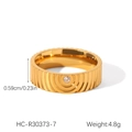 Detailansicht der vertikal gerippten Goldtextur und Kristall auf Edelstahlring - Vertikaler Streifen Runder Zirkon Stil (HC-R30373-7)