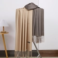Sciarpa in cashmere double-face cammello e grigio scuro con frange ed etichetta - N. 9 Giallo Beige