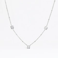 Vue détaillée du collier en acier inoxydable argenté avec trois pierres de zircon carrées - Argent + Zircone Blanche (DDP209)