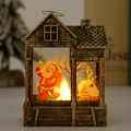 Detailaufnahme der Vintage-Weihnachtslaterne mit Weihnachtsmann-Szene und LED-Licht - Weihnachtsmann / Antikgold