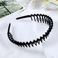 Minimalist black wavy plastic headband with teeth for women, non-slip hair accessory - Black (Wave Glossy)