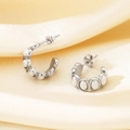 Detalle de pendientes C plateados con perlas blancas sobre un fondo de seda amarilla - 19*7.5mm / Color Acero