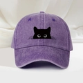 Détail de la casquette de baseball violette lavée avec silhouette de chat noir et yeux blancs - Violet foncé