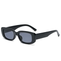 Schwarze eckige Retro-Sonnenbrille mit dunkelgrauen Gläsern auf weißem Grund - Schwarzer Rahmen / Schwarze Gläser