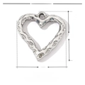 Vue détaillée du pendentif en forme de cœur en acier inoxydable de 21 mm sur 20 mm - Pendentif Cœur Texturé Argent / Argenté