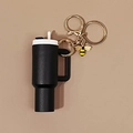Dettaglio del portachiavi a mini tazza nera con ciondolo ape e catena dorata - Nero