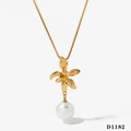 Collier fleur dorée avec perle blanche pour femme sur fond blanc épuré - Collier Doré (D1182)