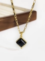 Dettaglio di una collana in acciaio inossidabile dorato 18K con ciondolo in onice nero - Agata nera / Nero