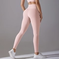 Detailansicht der hellrosa High-Waist-Yogahose mit nahtlosem, hüftstraffendem Formdesign - S / Staubiges Rosa