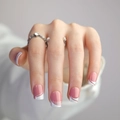 Franse korte vierkante press-on nagels met witte golfpatronen en een nude roze basis - Franse Roze en Witte Golvende Splicing Stijl (JP2728)