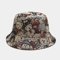 Dettaglio del cappello alla pescatora intrecciato con motivi vintage di orsetti colorati - M (56-58cm) / Motivo Orsetto Vintage