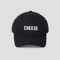 Vorderansicht einer schwarzen Baumwoll-Baseballkappe mit weißer Stickerei CHEESE - M / Schwarz