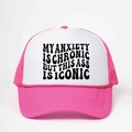 Trucker Hat in Rosa und Weiß mit dem Spruch MY ANXIETY IS CHRONIC BUT THIS ASS IS ICONIC - Einheitsgröße / Rot & Weiß
