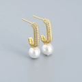 Elegante C-vormige gouden pareloorbellen met zirkonia stenen en witte parels - 925 zilver / Goud