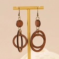 Dettaglio di orecchini retrò in legno a cerchi stratificati su supporto dorato - Stile Anello a Doppio Strato (11909) / Marrone scuro