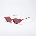 Occhiali da sole cat eye rossi con stanghette in metallo dorato e lenti grigie - Montatura Rossa Lenti Grigie