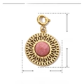 Dettaglio del ciondolo in pietra naturale rosa in acciaio dorato con chiusura e misure - Stile Pietra Naturale Traforata Rosa (YF201-3)