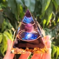 Pyramide d'orgone avec sphère en cristal violet et spirale en cuivre en résine - Style 53