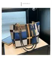 Dettaglio della borsa tote plaid color-block con motivi blu e tracolla a catena - Blu