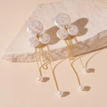 Detalle macro de pendientes vintage franceses con perlas y borlas de cadena dorada - Pendientes de borla de perlas de concha doradas (aguja de plata)