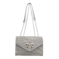 Gros plan du sac à main gris en cuir plissé avec chaîne et décoration de nœud - Gris