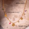 Detalle de collar dorado con cuentas de colores, perlas blancas y colgantes martillados - Estilo de Moneda de Piedra Verde Púrpura (NMSN-A349-2)