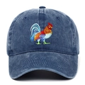 Gorra de béisbol de mezclilla azul lavada con bordado de gallo colorido detallado en el frente - Ajustable / Azul marino