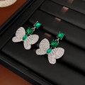 Dettaglio orecchini con pietre verdi quadrate e ali di farfalla tempestate di cristalli - Orecchini a Farfalla Perno Argento / Argento & Verde