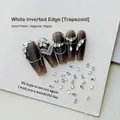 Dettaglio macro di zirconi trapezoidali 2x4mm e unghie finte con sfumatura marrone - Trapezio Bianco 2x3 (XY-1002)