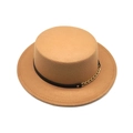 Détail d'un chapeau de canotier en feutre de laine avec bande noire et chaîne dorée - M (56-58cm) / Camel