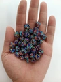 Nahaufnahme von 10mm 6-reihigen Shamballa-Perlen mit bunten Strasssteinen auf der Hand - 10mm / Bunte Dekoperle (24)