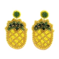 Detailansicht handgefertigter Ananas-Ohrringe mit Perlen und funkelnden grünen Kristallen - Ananas