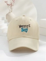 Dettaglio cappellino beige con scritta Mommy's Boy su espositore moderno e sobrio - Taglia unica / Beige