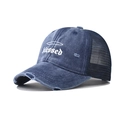 Détail de la casquette trucker en denim bleu marine vieilli avec broderie 'Blessed' - Bleu marine