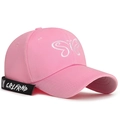 Casquette de baseball rose avec broderie papillon et ruban noir lettré GRLFRND - Rose