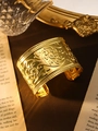 Detailansicht eines goldenen Boho-Armreifs mit filigraner Vintage-Blumenprägung - Graviertes Muster Gold