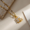 Détail du collier cerise doré avec pendentifs humains et pierres de zircone transparentes - Style Humanoïde de Dessin Animé Or / Doré