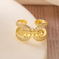 Detalle de anillo chapado en oro 18K con circonitas sobre soporte de cerámica - Estilo de Eslabones Cubanos Dorados con Circonita